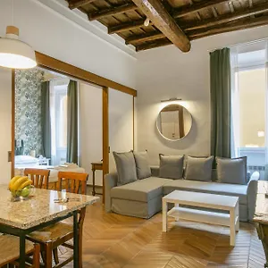 Apartment Trevi Little Palace #4, Rome